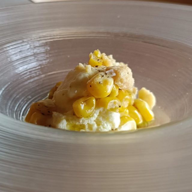 8月の前菜一品目です🍽️
トウモロコシのムース🌽
トウモロコシの甘みとなめらかなムースに、チーズクランブルの塩味とザクっとした食感がアクセントとなり、バランスの取れた一皿です👨‍🍳

オマール海老のコースは10日までとなっております✨ぜひご賞味ください🦞

8月も宜しくお願い致します☺️

#福岡イタリアン 
#福岡グルメ 
#福岡レストラン 
#手打ちパスタ 
#おまかせコース 
#季節の料理 
#福岡美食 
#グルメな人と繋がりたい 
#レストラン好きな人と繋がりたい
#italianrestaurant
#fukuokafoodie
#fukuokarestaurant
#gourmetjapan
#finefood