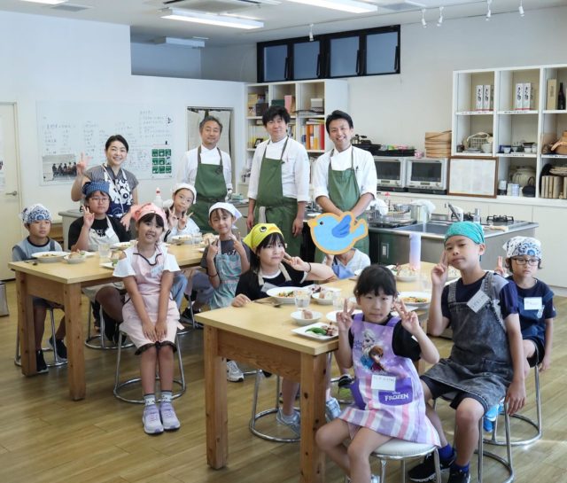 .
【子どもミラベルクッキング教室】
.
2025年７月２８日（月）
子どもクッキング教室の様子です！
.
参加してくれた皆さん興味津々で
調理中も食事中もたくさんの質問が飛び交っていました☺️
.
作る過程を見たり、触ったりすると
嫌いなものでもやっぱり美味しく感じるようで
お野菜もしっかり食べてくれました🥬😆
.
“食べることは、生きること”
.
肌で感じてもらえるいい機会になったのではないかと
思います！
.
参加していただいた子どもたち、保護者の皆様
ありがとうございました！
.
.
.
.
.
.
#博多ミラベル21#料理教室#子どもクッキング