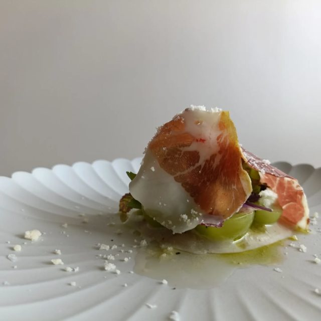 9月の前菜です👨‍🍳
シャインマスカットとモッツレラチーズのインサラータ🍽️諫美豚の生ハム添え🐽

週末まだ空いてるお時間あります✨️
ご予約お待ちしております🙇

#福岡イタリアン 
#福岡グルメ 
#福岡レストラン 
#手打ちパスタ 
#おまかせコース 
#季節の料理 
#福岡美食 
#グルメな人と繋がりたい 
#レストラン好きな人と繋がりたい
#italianrestaurant
#fukuokafoodie
#fukuokarestaurant
#gourmetjapan
#finefood