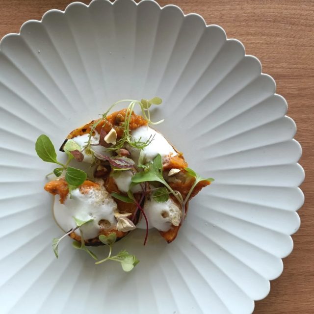 10月の前菜です🍽️
@nogami_farm さんのバターナッツかぼちゃとマイクリーフ🎃
アンチョビのソース
トマトのソース
ミルクの泡
アーモンド
野菜が主役です👨‍🍳
10月も宜しくお願いします😊

秋の特別コース、お節もご予約お待ちしております🌰

#福岡イタリアン 
#福岡グルメ 
#福岡レストラン 
#手打ちパスタ 
#おまかせコース 
#季節の料理 
#福岡美食 
#グルメな人と繋がりたい 
#レストラン好きな人と繋がりたい
#italianrestaurant
#fukuokafoodie
#fukuokarestaurant
#gourmetjapan
#finefood